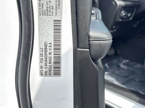 Used 2023 Jeep Grand Cherokee L Laredo image 34
