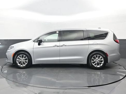 Used 2026 Chrysler Pacifica Limited FWD image 22