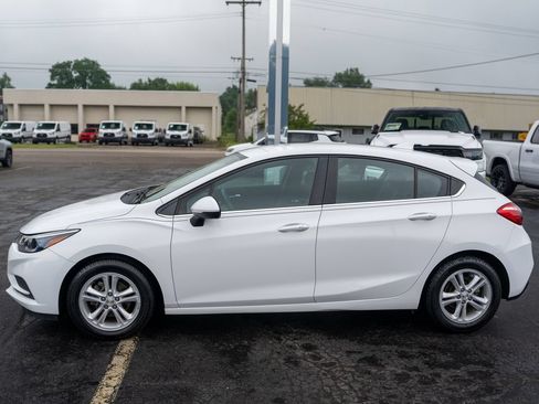 Used 2017 Chevrolet Cruze LT w/ Convenience Package FWD image 4