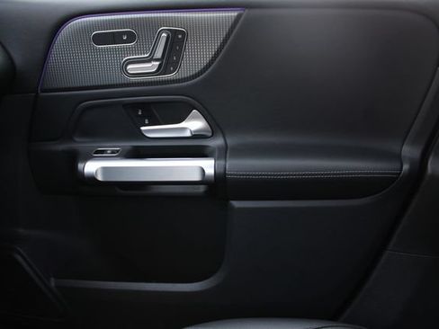 Used 2022 Mercedes-Benz GLB 250 4MATIC w/ Premium Package Lite image 19