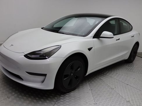 Used 2023 Tesla Model 3 Standard Range image 1
