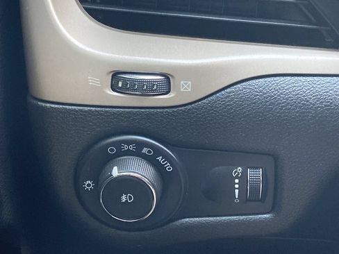 Used 2018 Jeep Cherokee Latitude w/ Safety Group AWD/4WD image 13