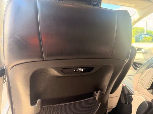 Used 2023 Chrysler Pacifica Touring-L FWD image 37