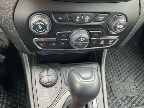Used 2022 Jeep Cherokee Trailhawk w/ Sound & Nav Group image 9