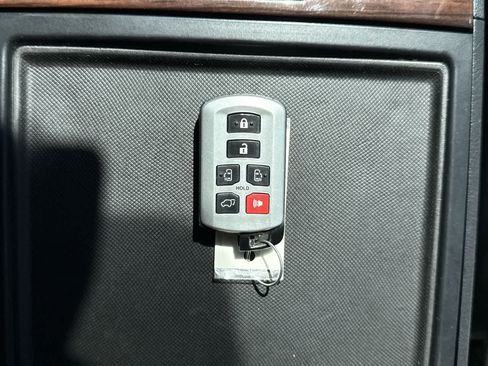 Used 2020 Toyota Sienna Limited Premium w/ Carpet Mat Package AWD/4WD image 24