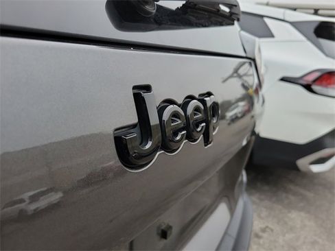 Used 2019 Jeep Cherokee Latitude Plus image 10