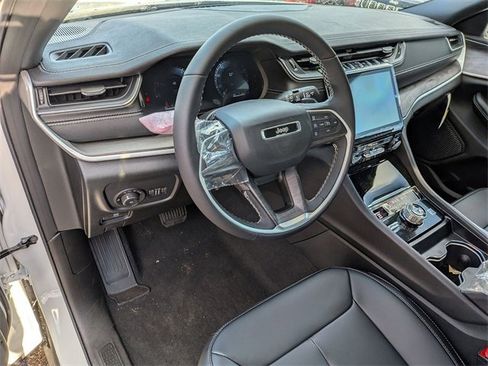 New 2025 Jeep Grand Cherokee Limited image 8