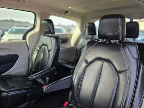 Used 2023 Chrysler Pacifica Touring-L image 20