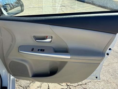 Used 2014 Toyota Prius V Five image 19