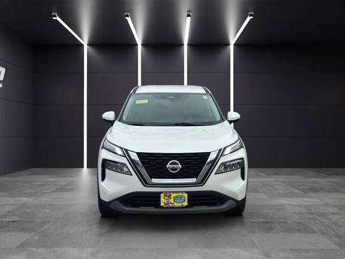 Used 2021 Nissan Rogue SV image 2