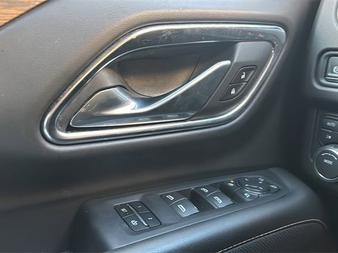 Used 2023 Chevrolet Suburban Premier image 15