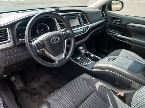 Used 2014 Toyota Highlander Plus FWD image 4