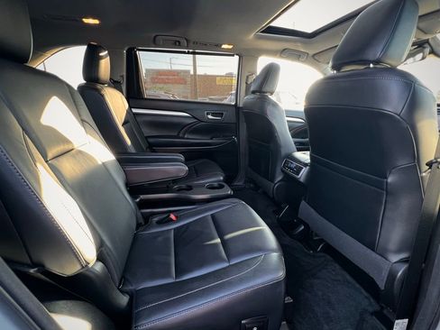 Used 2018 Toyota Highlander XLE image 28