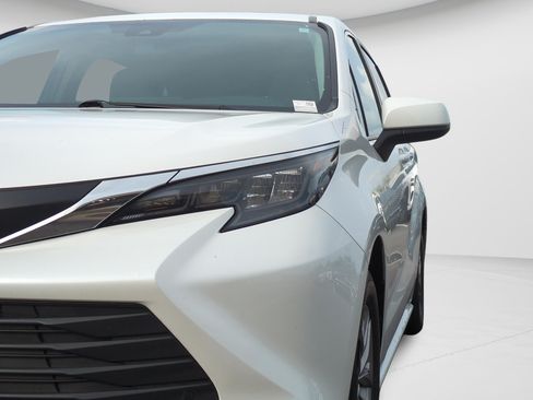 Used 2025 Toyota Sienna XLE FWD image 25