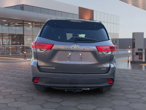 Used 2019 Toyota Highlander XLE FWD image 6