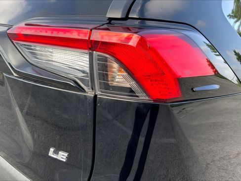 Used 2021 Toyota RAV4 LE FWD image 30