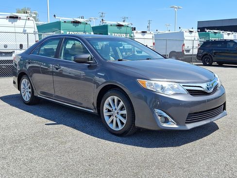 Used 2013 Toyota Camry XLE w/ Leather Pkg FWD image 3