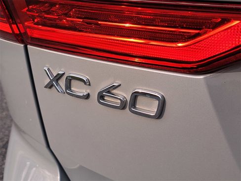 Used 2025 Volvo XC60 B5 Plus image 27