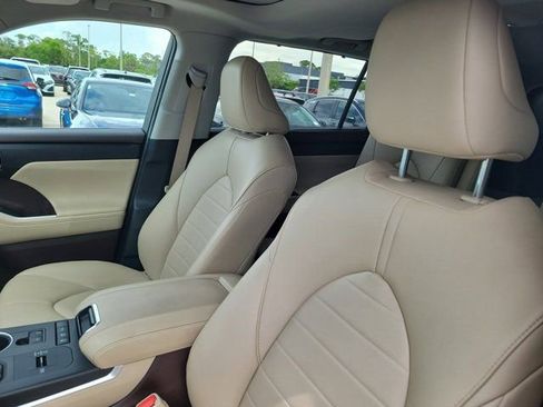 Used 2022 Toyota Highlander XLE AWD/4WD image 19