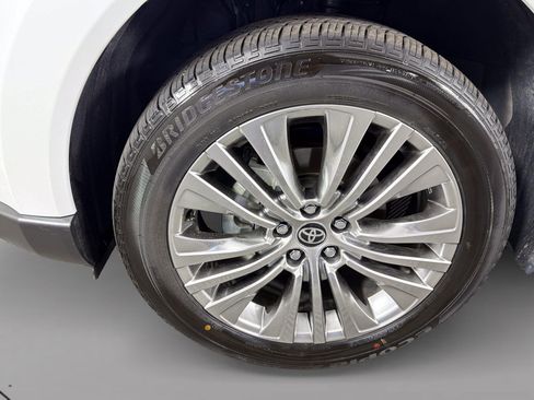 Used 2024 Toyota Venza XLE AWD/4WD image 6