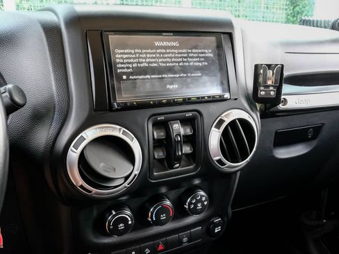 Used 2013 Jeep Wrangler Unlimited Rubicon w/ Connectivity Group AWD/4WD image 27