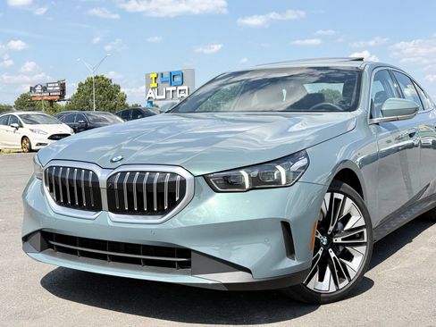 Used 2024 BMW 530i w/ Premium Package RWD image 4