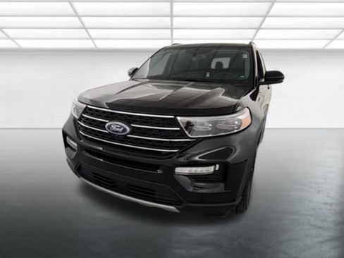 Used 2022 Ford Explorer XLT w/ Equipment Group 202A AWD/4WD image 2