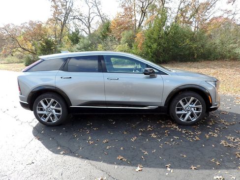 New 2026 Cadillac Optiq Luxury 2 image 4