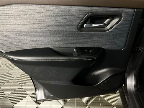 Used 2023 Nissan Rogue SV image 29