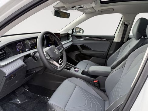 New 2025 Volkswagen Tiguan SE image 9