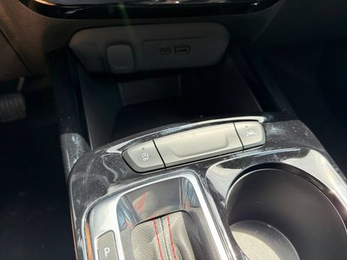 Used 2025 Chevrolet Trax RS FWD image 19