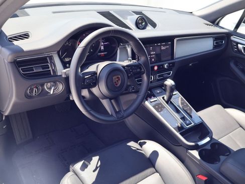 Certified 2026 Porsche Macan AWD/4WD image 4