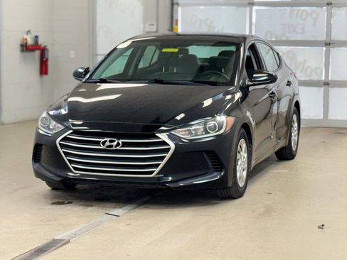 Used 2017 Hyundai Elantra SE image 3