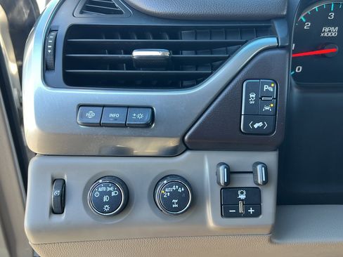 Used 2019 Chevrolet Suburban Premier image 17