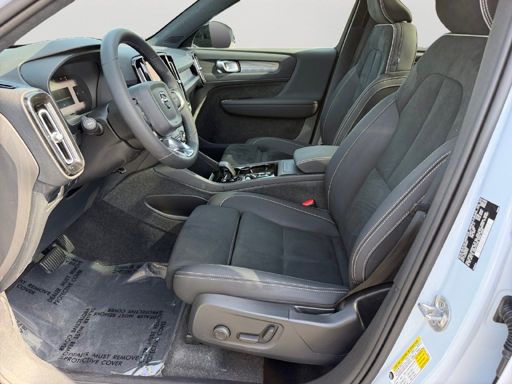 Certified 2024 Volvo XC40 B5 Plus AWD/4WD image 16