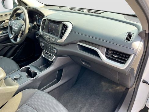 Used 2024 GMC Terrain SLE image 31
