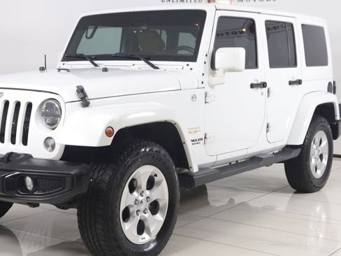 Used 2015 Jeep Wrangler Unlimited Sahara w/ Connectivity Group AWD/4WD image 46