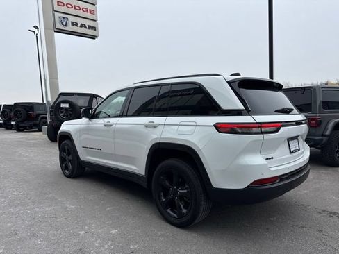 Used 2023 Jeep Grand Cherokee Altitude AWD/4WD image 5