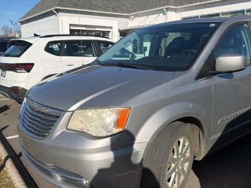 Used 2014 Chrysler Town & Country Touring image 5