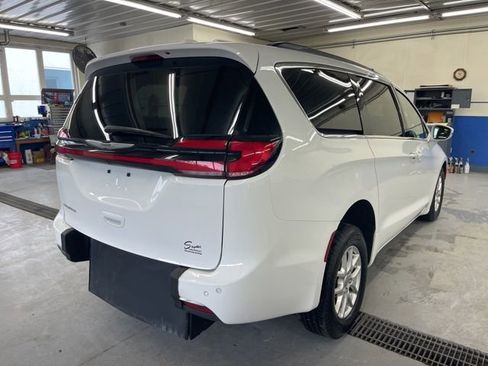 Used 2022 Chrysler Pacifica Touring-L FWD image 5