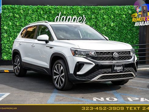 Used 2023 Volkswagen Taos SE w/ Panoramic Sunroof Package FWD image 3