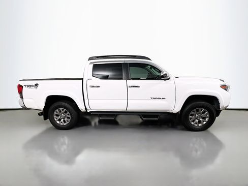 Used 2018 Toyota Tacoma SR5 image 3