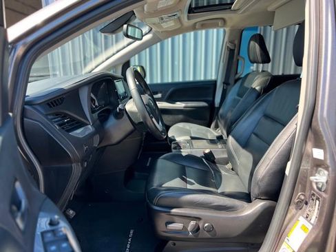 Used 2019 Toyota Sienna SE Premium image 71