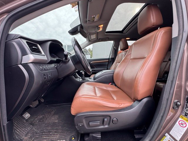Used 2017 Toyota Highlander Limited AWD/4WD image 10