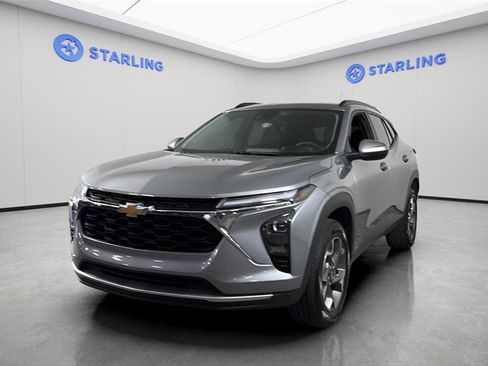 Used 2025 Chevrolet Trax LT image 3