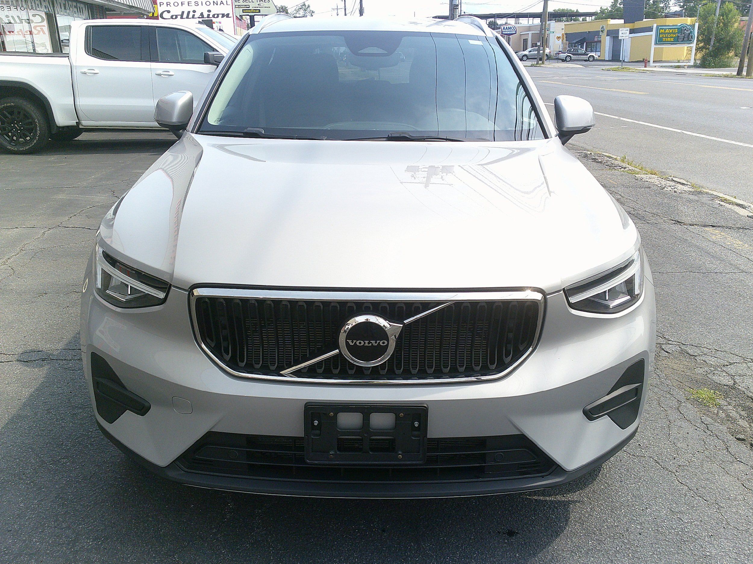 Used 2023 Volvo XC40 B5 Core w/ Convenience Package AWD/4WD image 9
