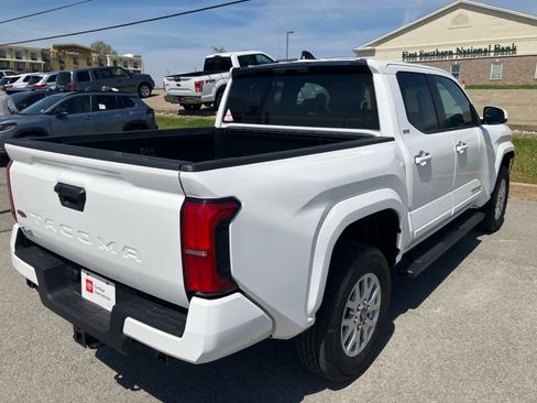 Certified 2025 Toyota Tacoma SR5 AWD/4WD image 7