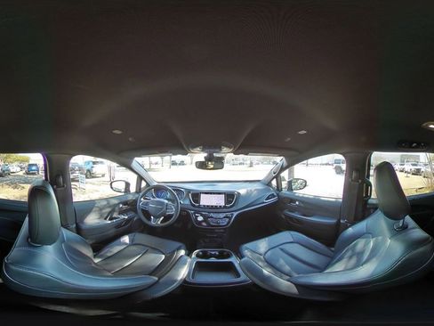 Used 2025 Chrysler Pacifica Select image 44