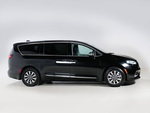 Used 2023 Chrysler Pacifica Limited FWD image 33