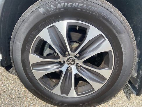 Used 2021 Toyota Highlander XLE AWD/4WD image 10
